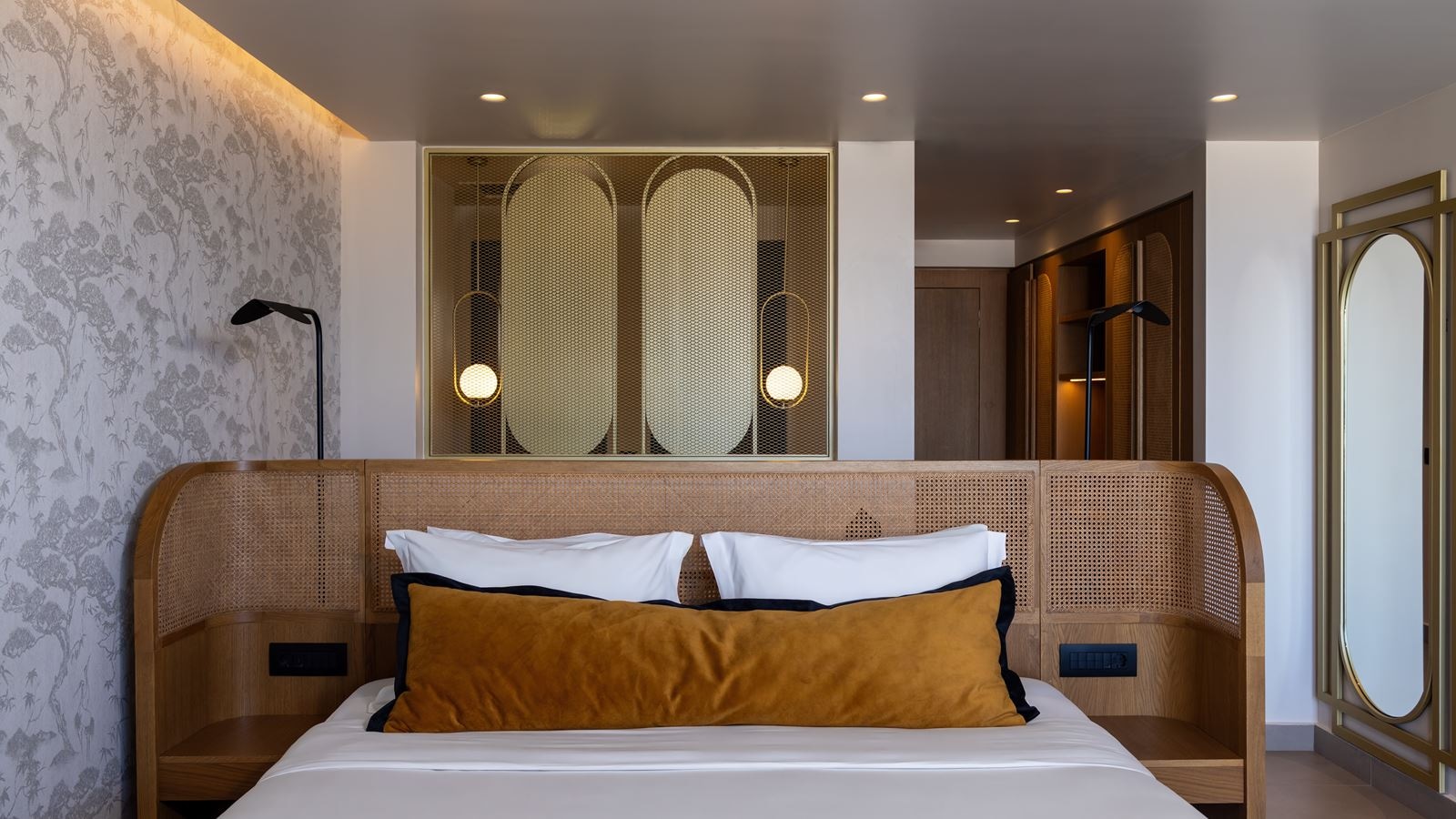 rooms-ivory-gold-suite-seaview-individual-pool
