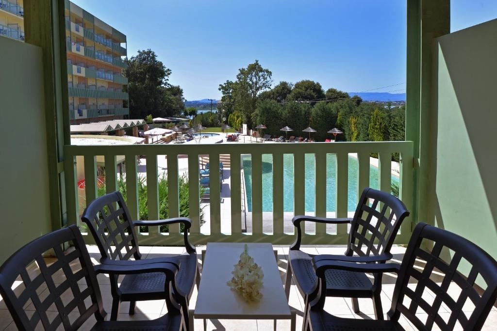 rooms-family-pool-view
