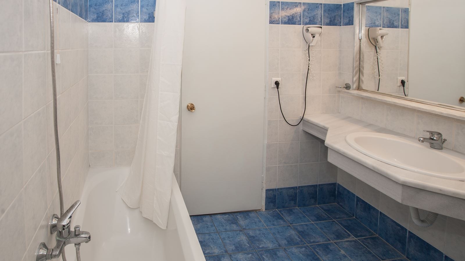 rooms-family-side-sea-view