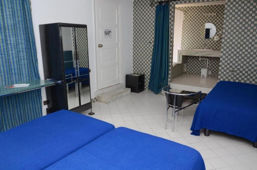 rooms-triple-studio