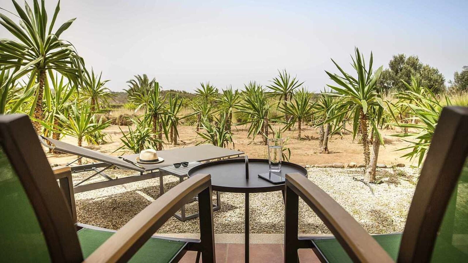 rooms-double-standard-room-gardenview