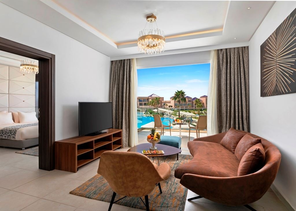rooms-prestige-suite-with-ocean-and-pool-view