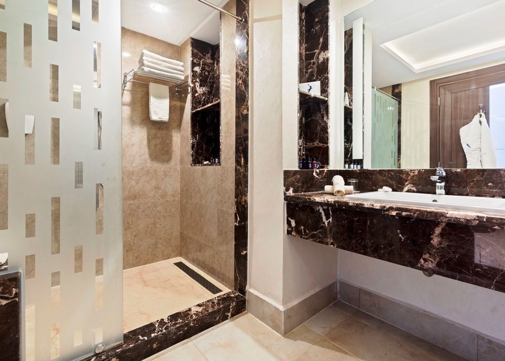 rooms-prestige-suite-with-ocean-and-pool-view