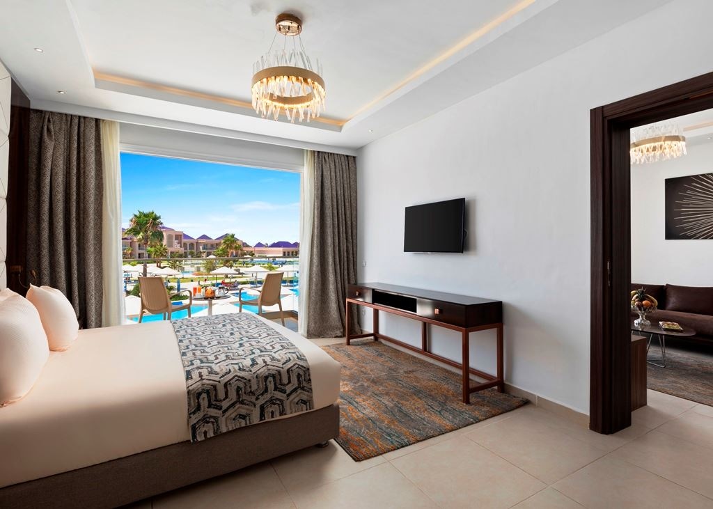 rooms-prestige-suite-with-ocean-and-pool-view
