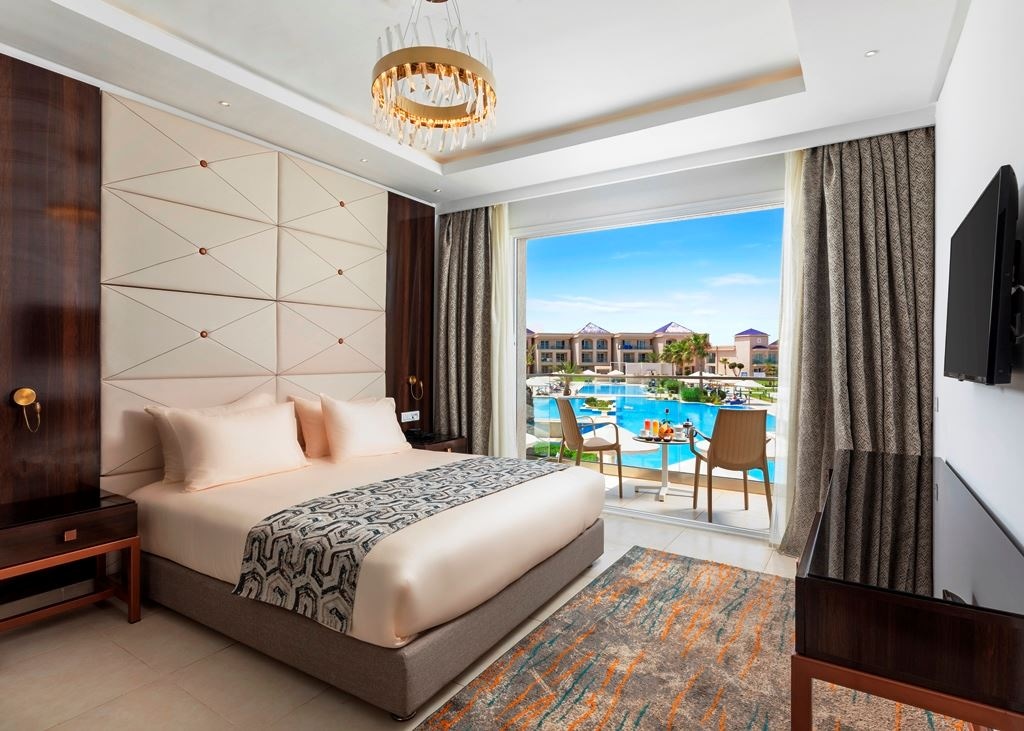 rooms-prestige-suite-with-ocean-and-pool-view