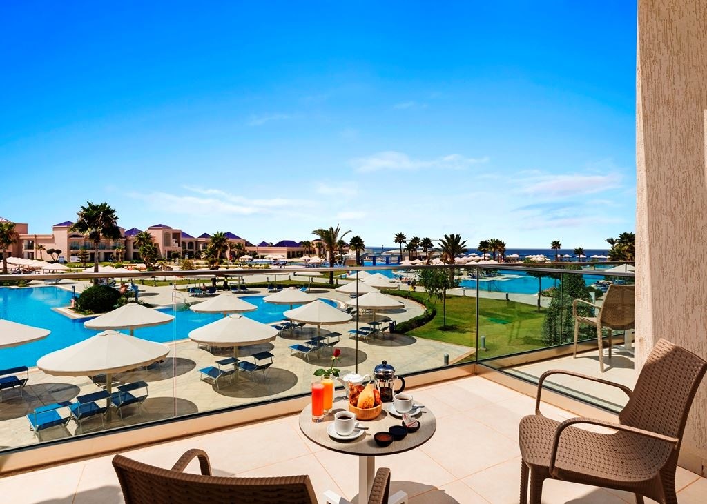 rooms-prestige-suite-with-ocean-and-pool-view