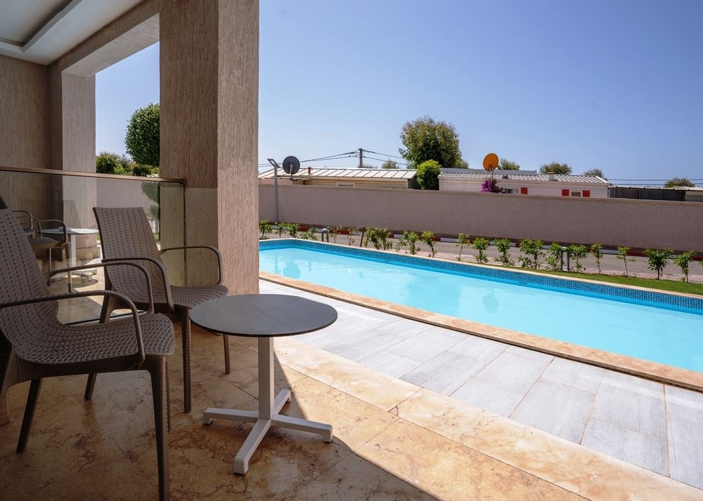 rooms-swim-up-room
