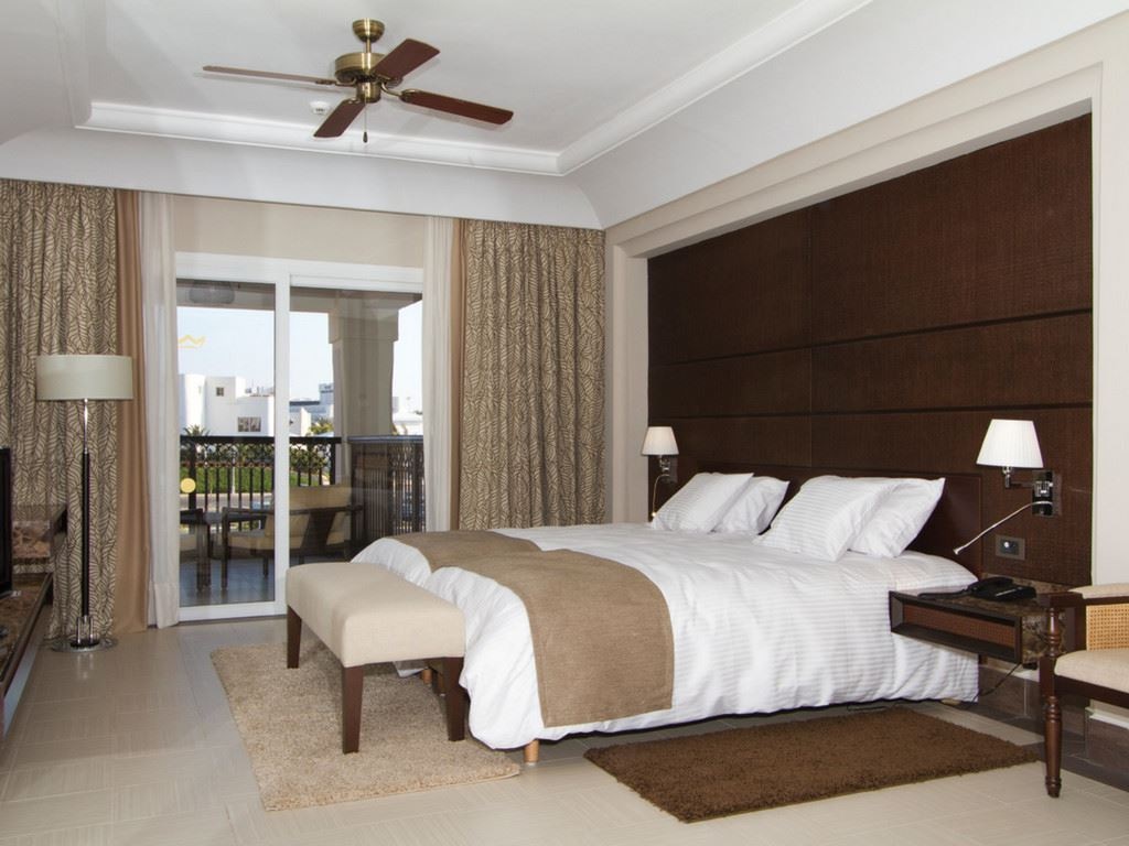 rooms-double-standard-room-poolview