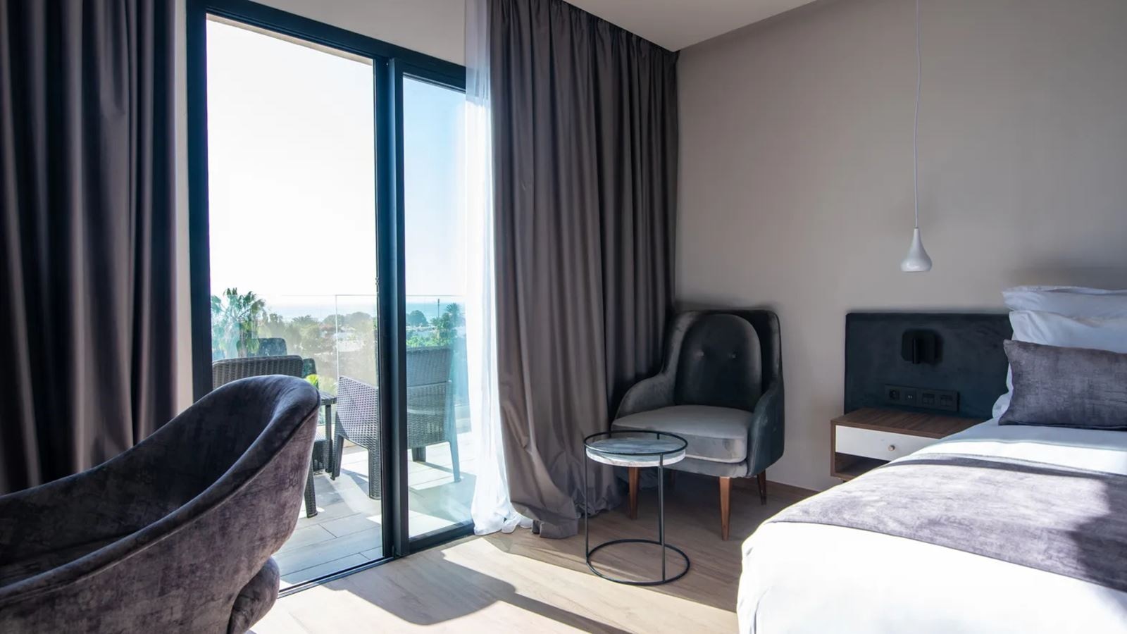 rooms-double-deluxe-room-lateralseaview