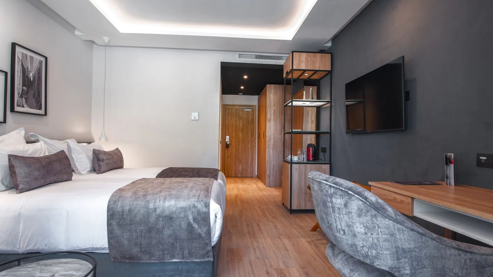 rooms-double-deluxe-room-lateralseaview