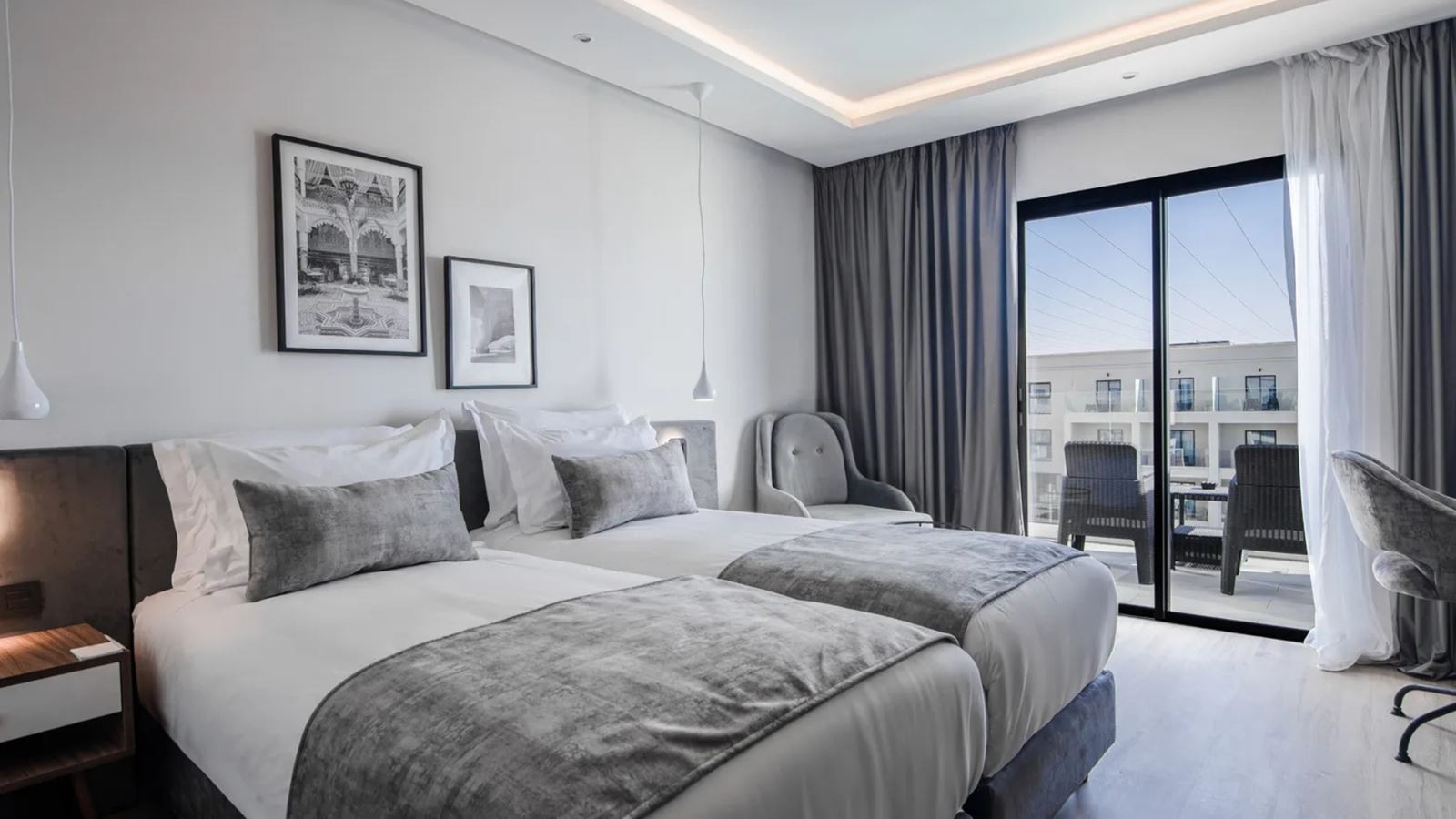 rooms-double-deluxe-room-poolview