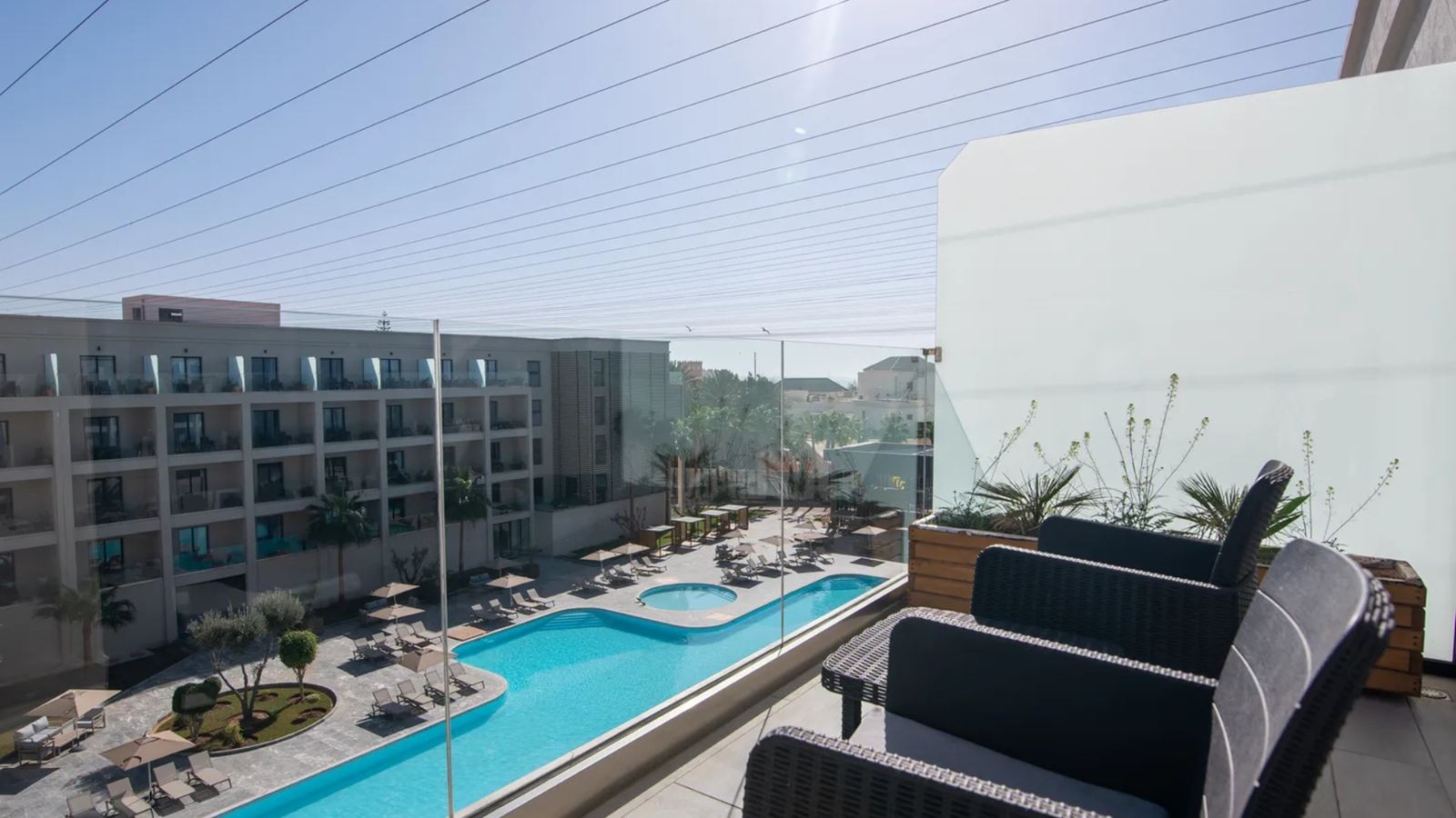 rooms-double-deluxe-room-poolview