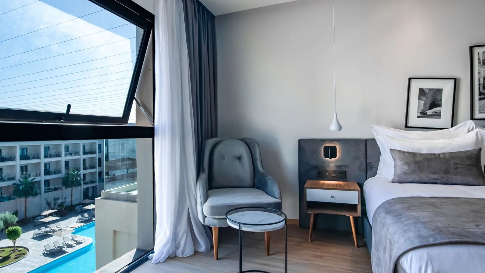 rooms-double-standard-room-poolview