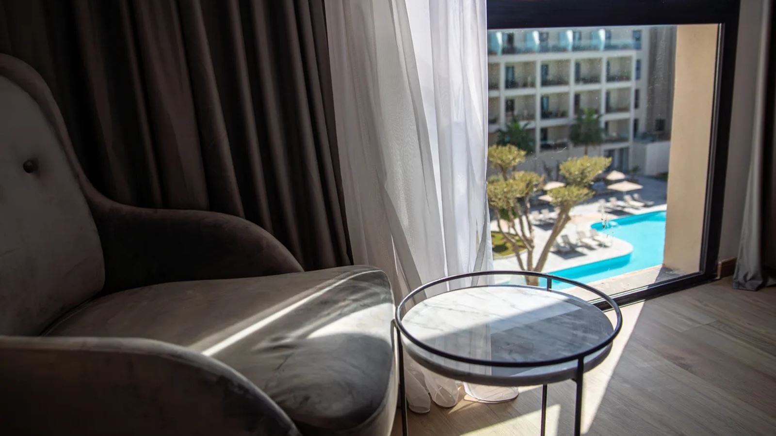 rooms-double-standard-room-poolview