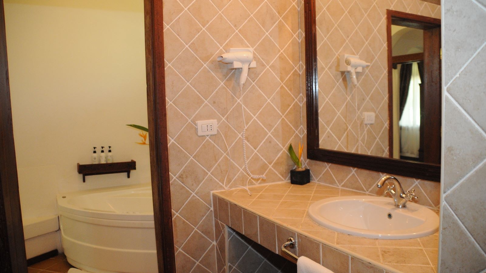 rooms-deluxe-suite