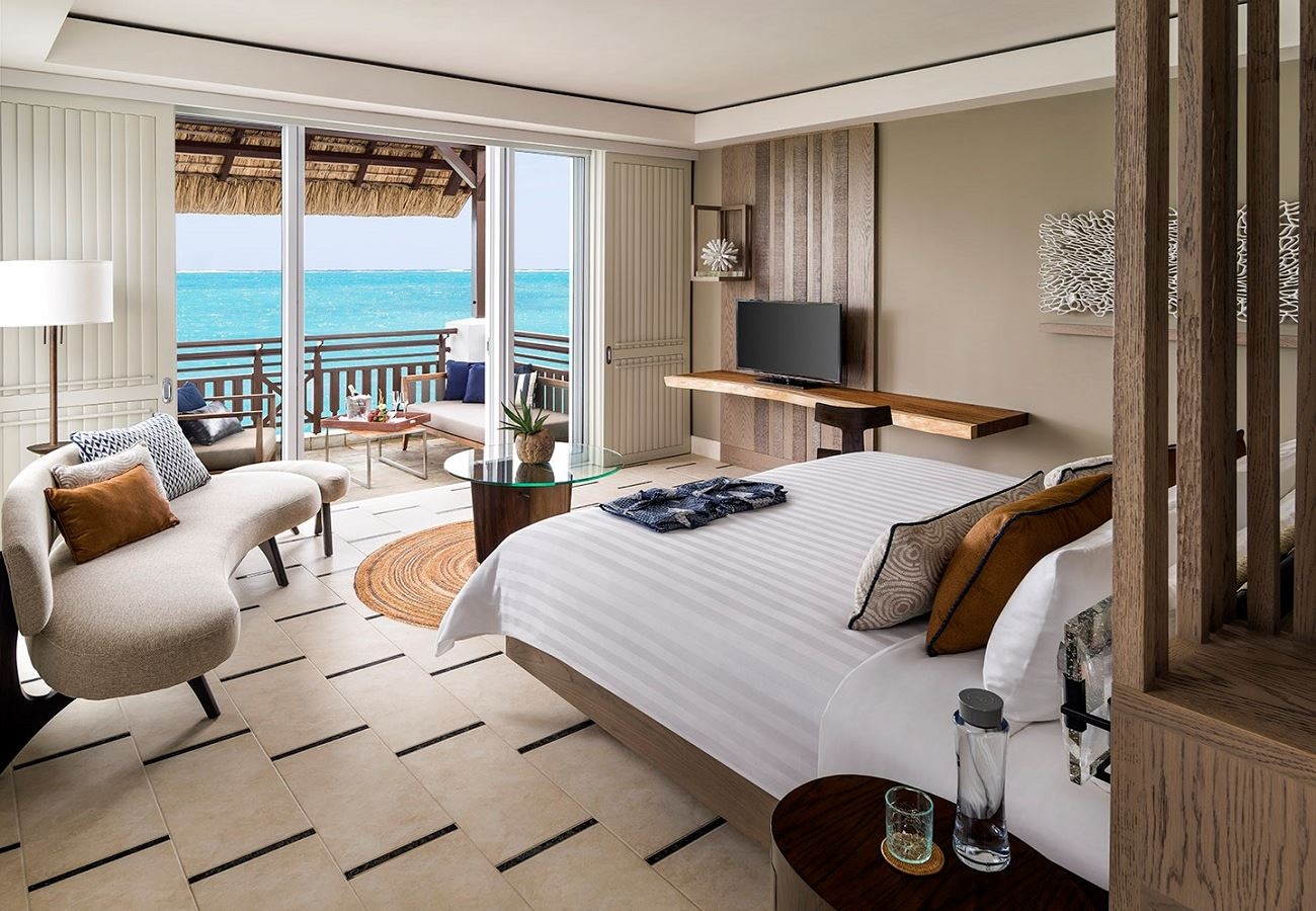 rooms-junior-suites-frangipani-club-beach-access