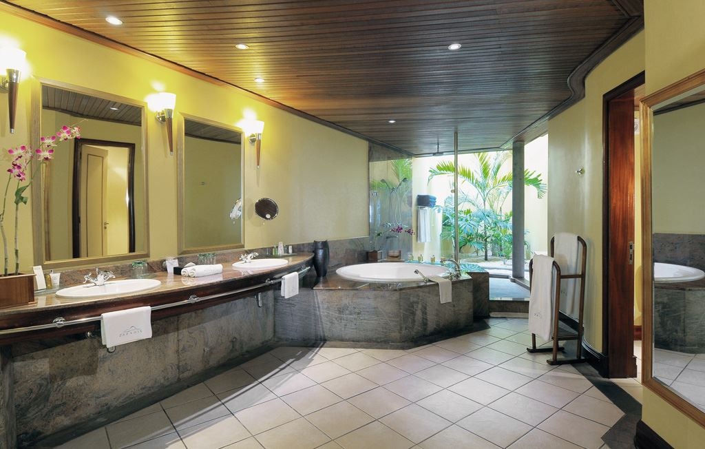 rooms-senior-suite-beachfront
