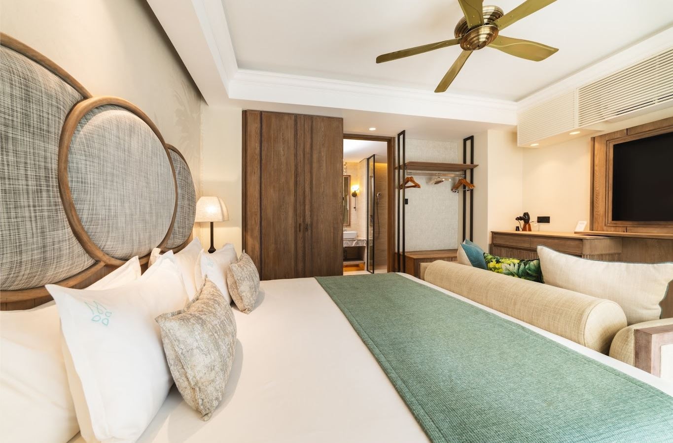 rooms-family-luxury-suite-pool-villa
