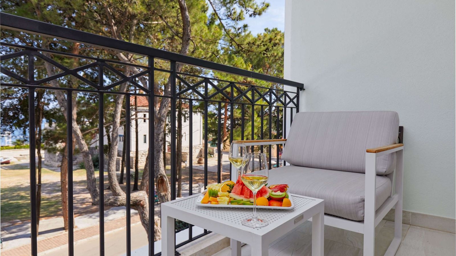 rooms-single-room-side-sea-view