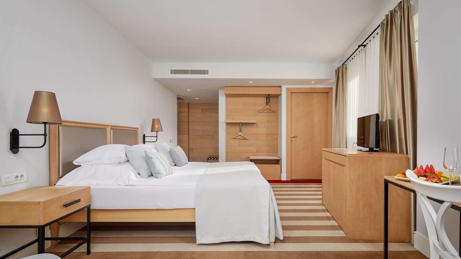 rooms-single-room-side-sea-view