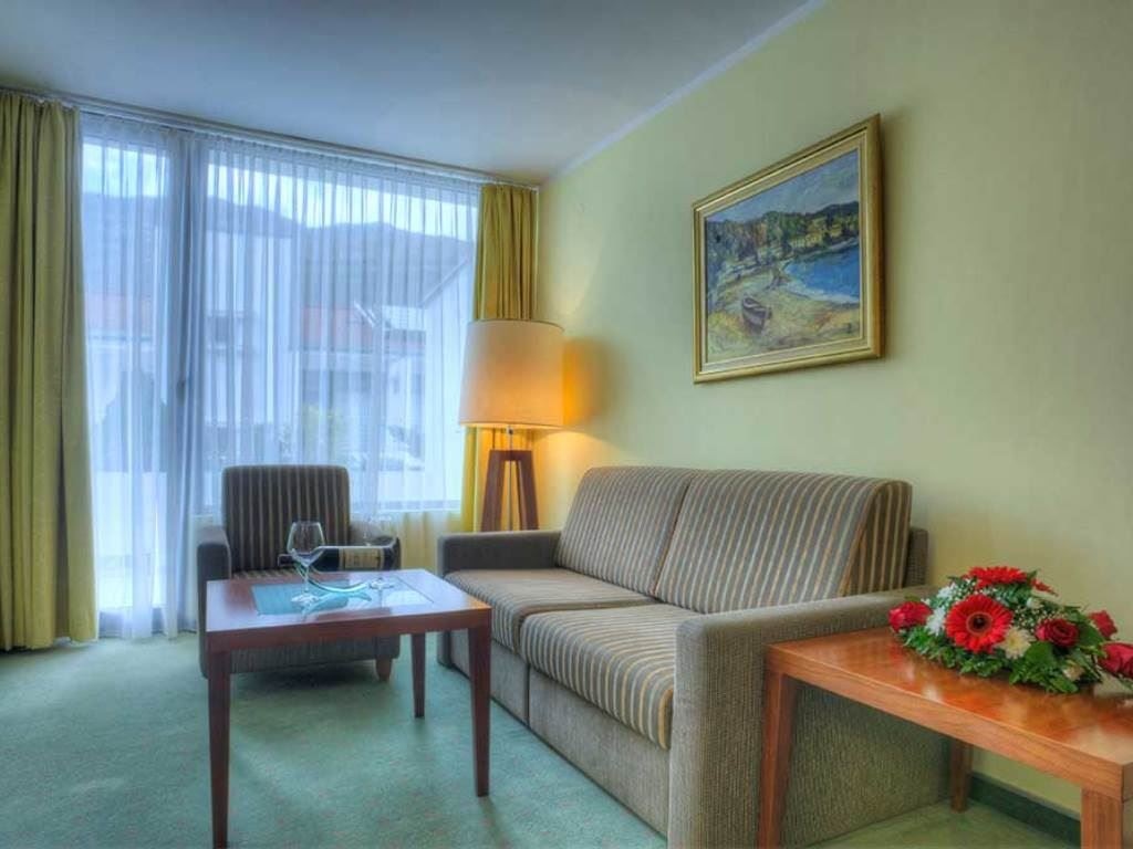 rooms-family-room
