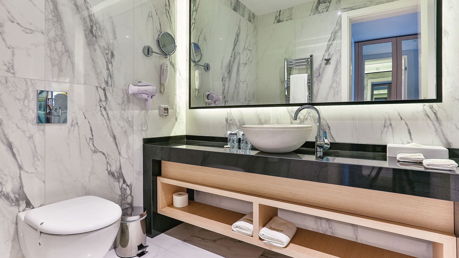 rooms-deluxe-suite