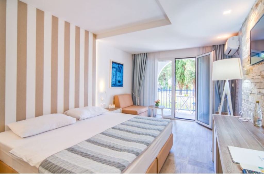 rooms-standard-room-extra-bed-with-balcony