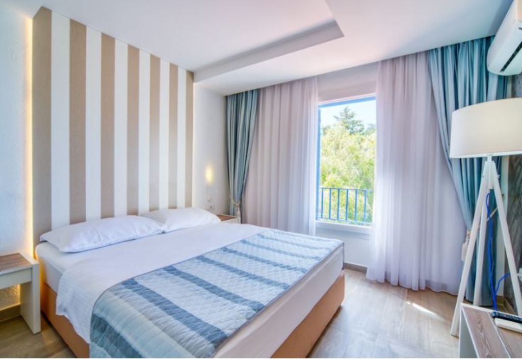 rooms-apartment-with-balcony
