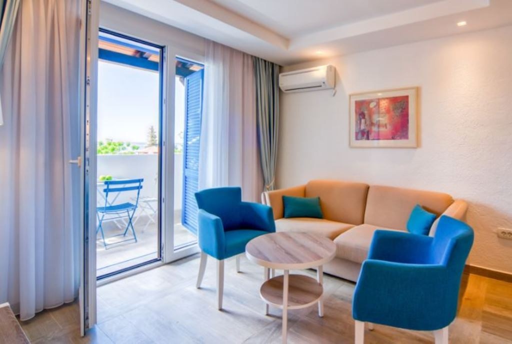 rooms-apartment-with-balcony
