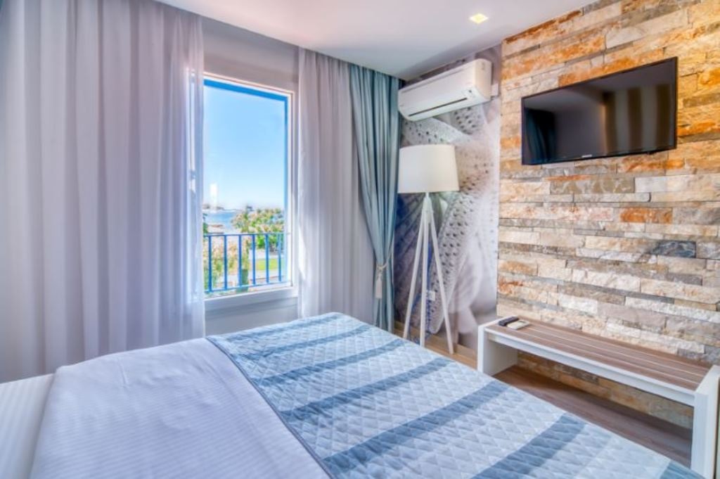 rooms-apartment-with-balcony