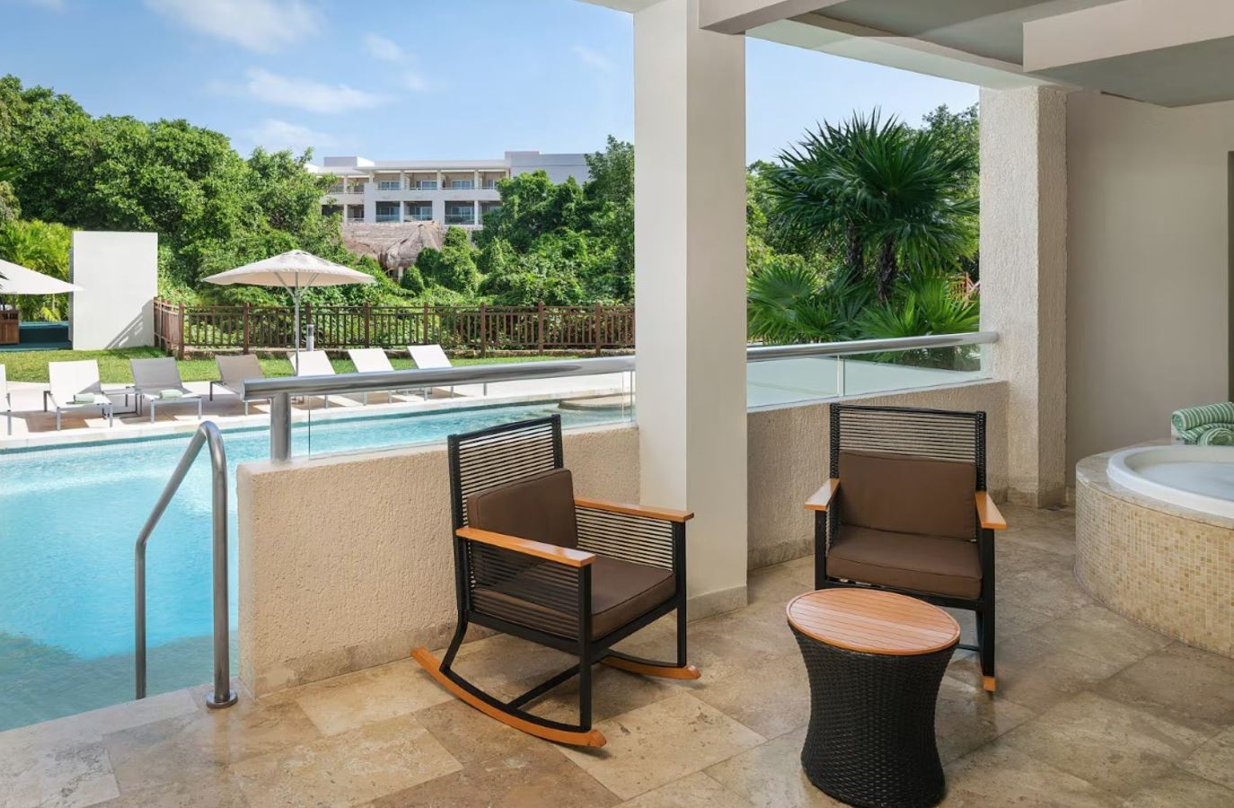 rooms-family-concierge-master-suite-swim-up