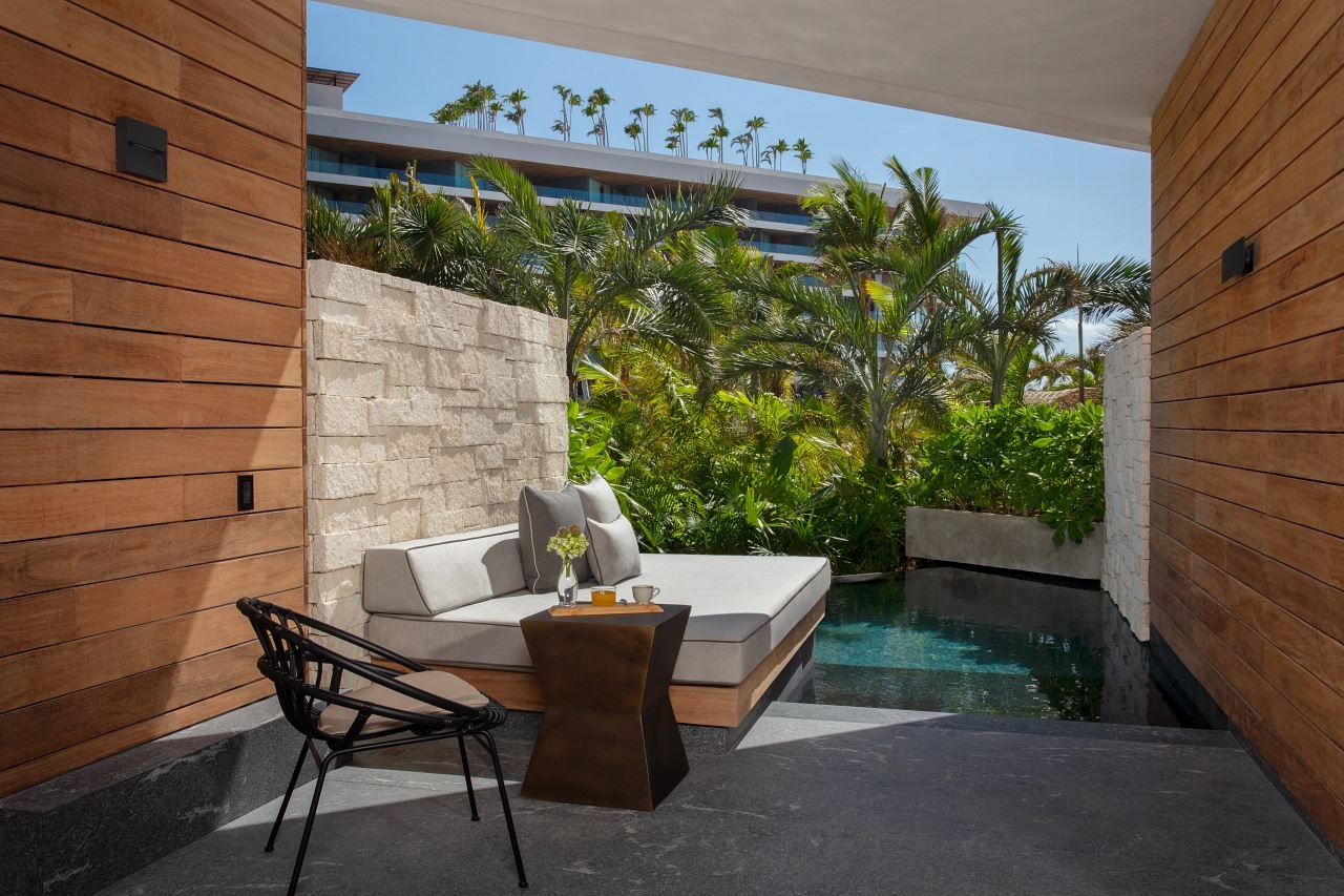 rooms-preferred-club-junior-suite-swim-out-tropical-view