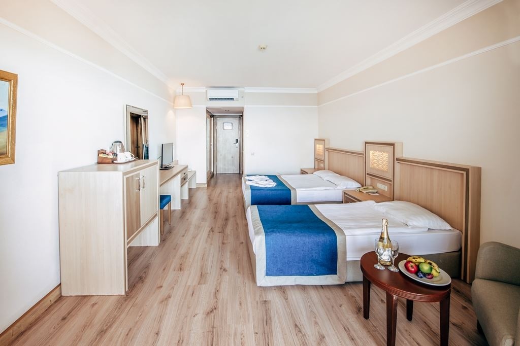 rooms-coral-room