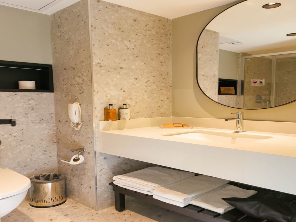 rooms-large-room-seaview-balcony
