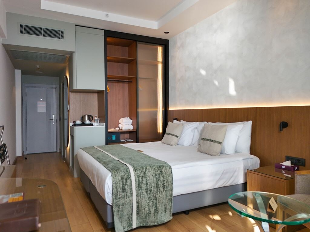 rooms-large-room-landview-balcony
