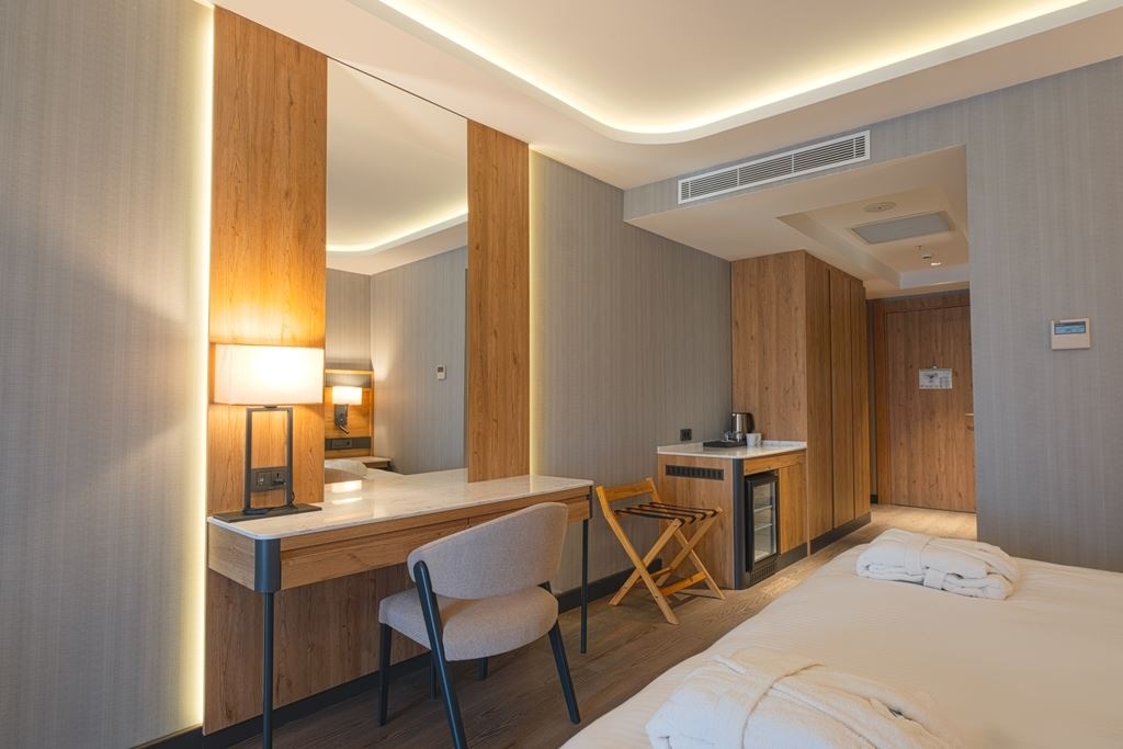 rooms-superior-land-view-with-balcony