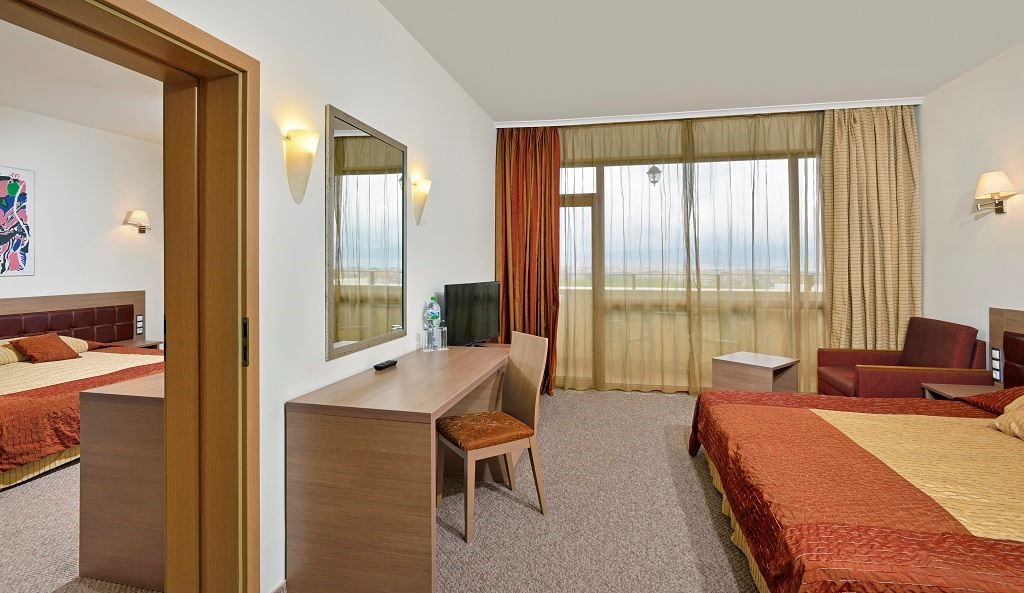 rooms-family-room-park-view