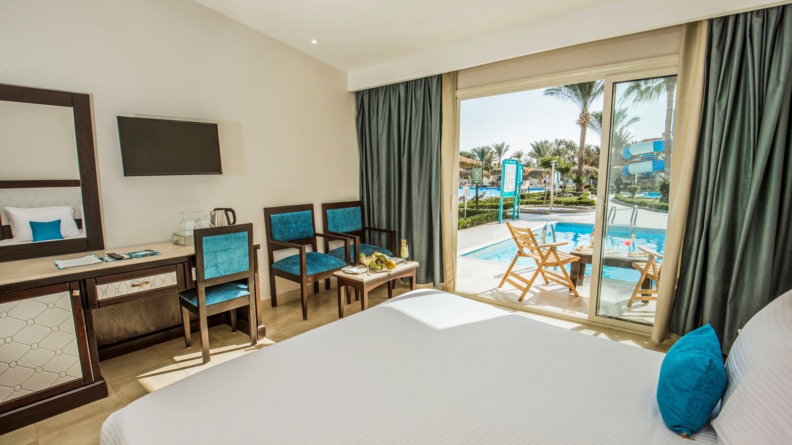 rooms-deluxe-swimup-room-pool-view-16+