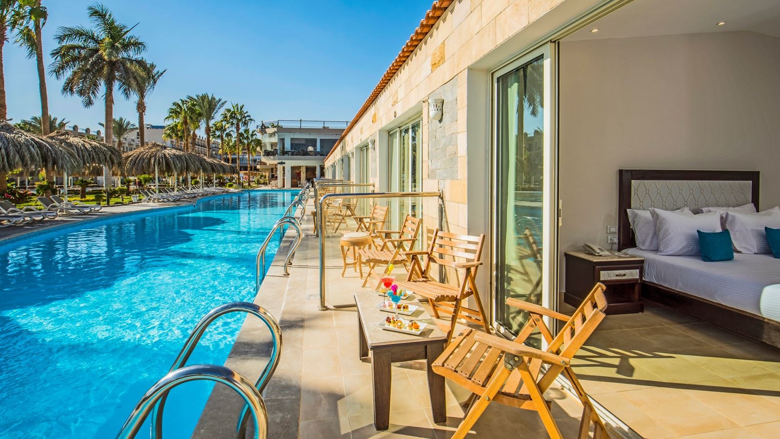 rooms-deluxe-swimup-room-pool-view-16+