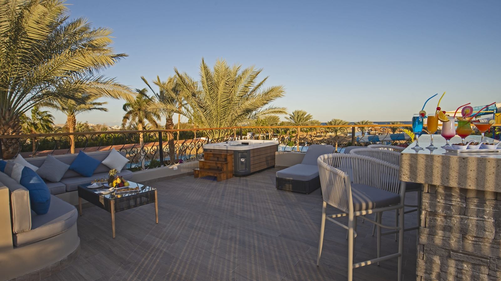 rooms-family-jacuzzi-suite-pool-view