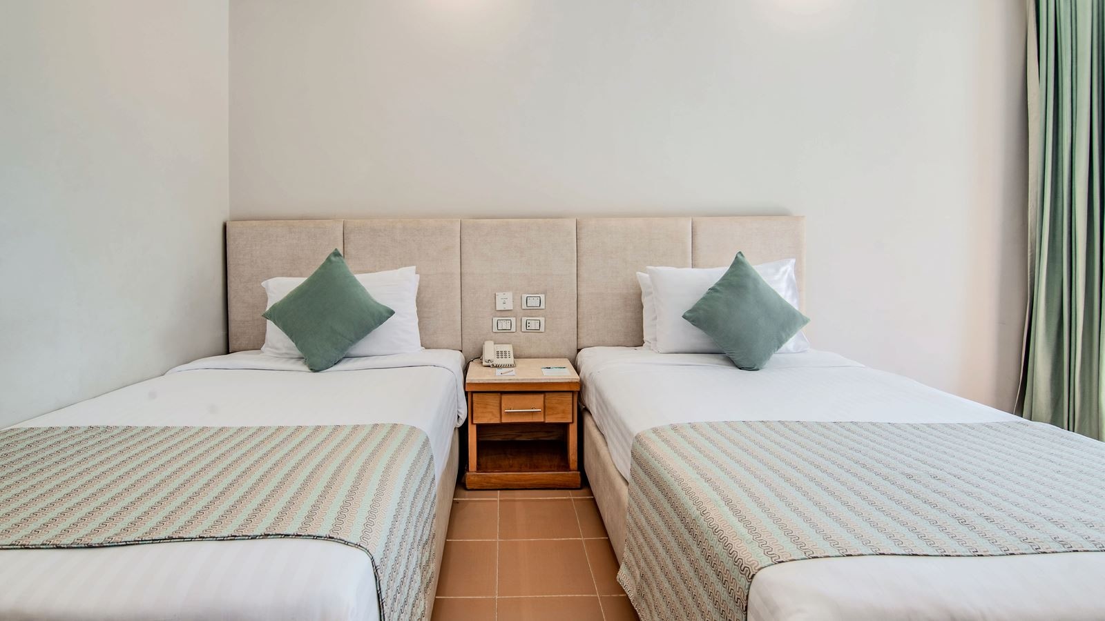 rooms-family-bunkbed-room-side-seabackgarden-view