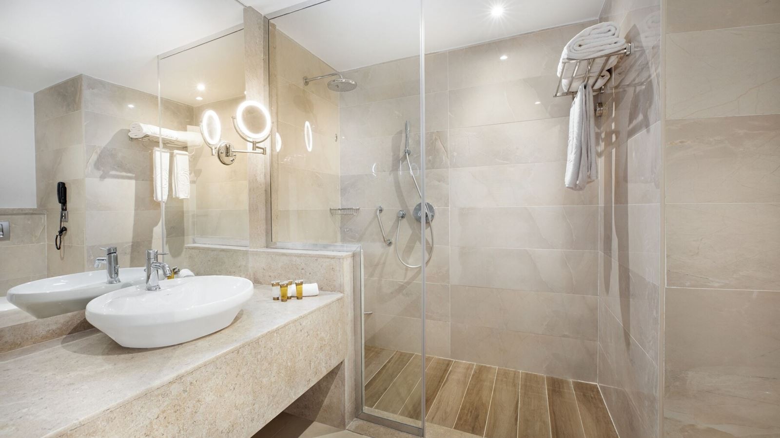 rooms-deluxe-room-seaview