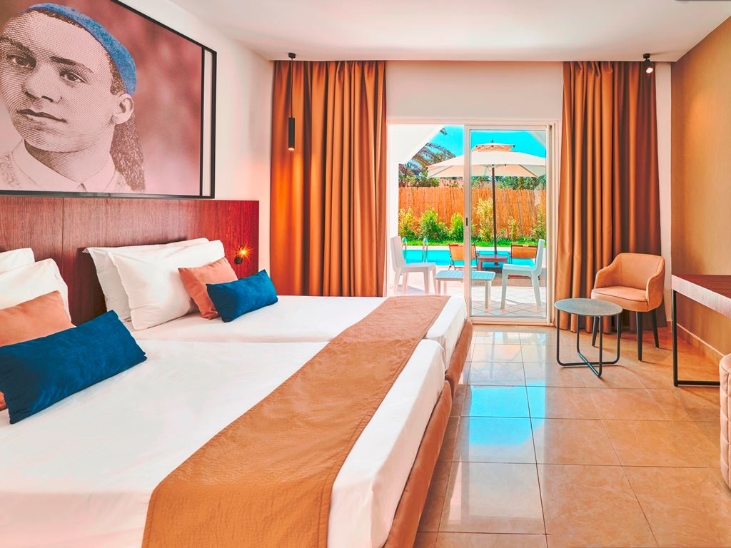 rooms-swim-up-room