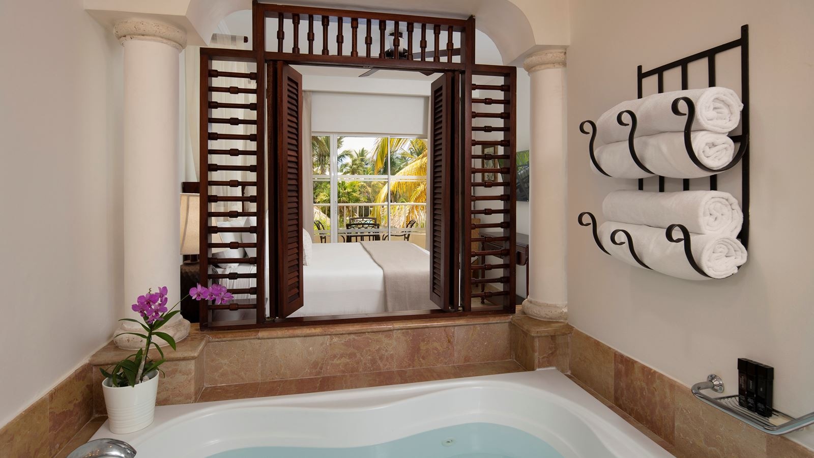 rooms-the-level-master-suite-garden-view