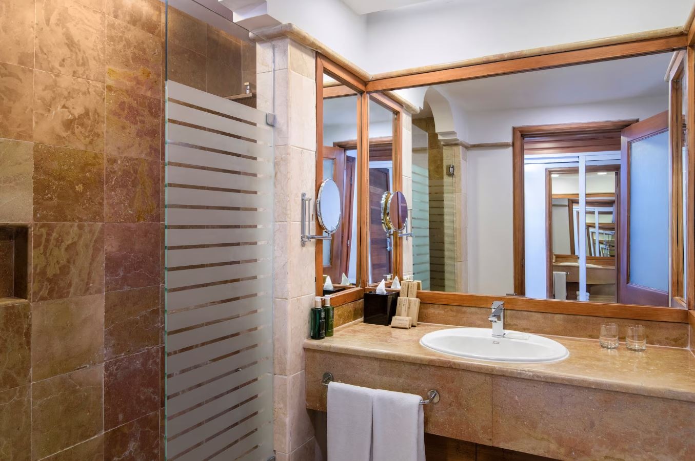 rooms-the-level-junior-suite-tropical-palms