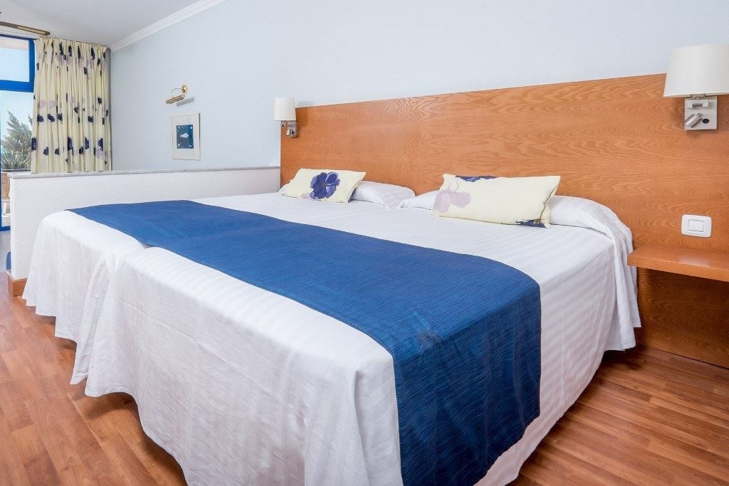 rooms-family-room-lateral-sea-view-balcony-or-terrace