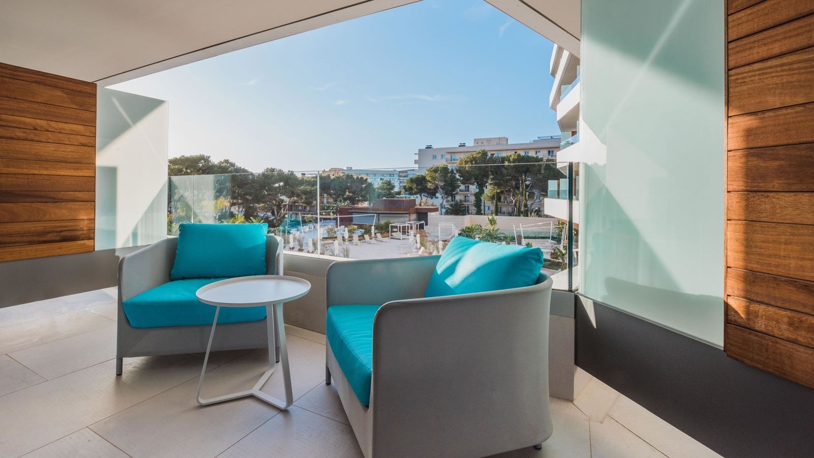 rooms-junior-suite-pool-view-a