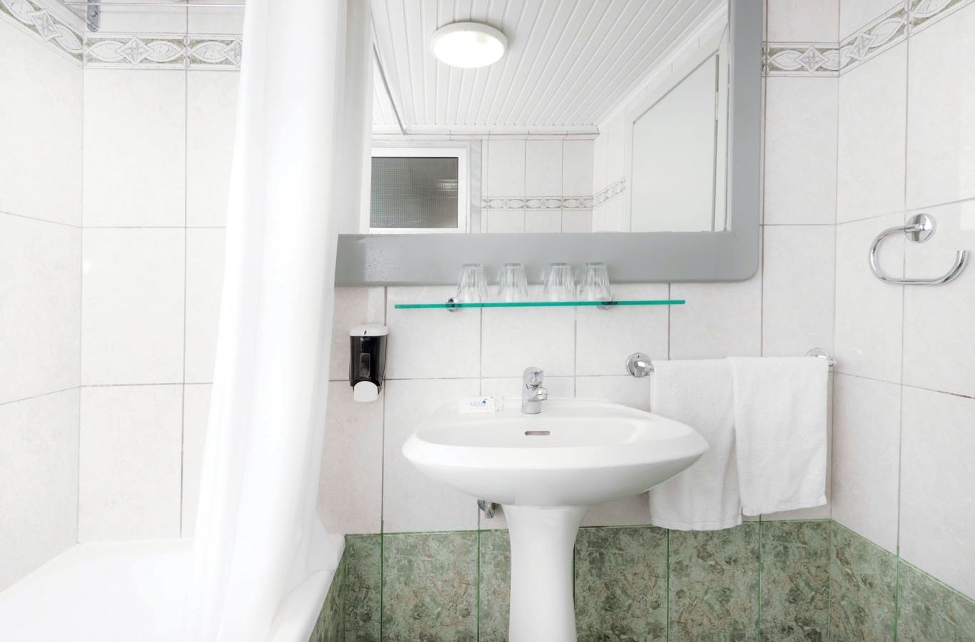 rooms-standard-twin-room-land-view