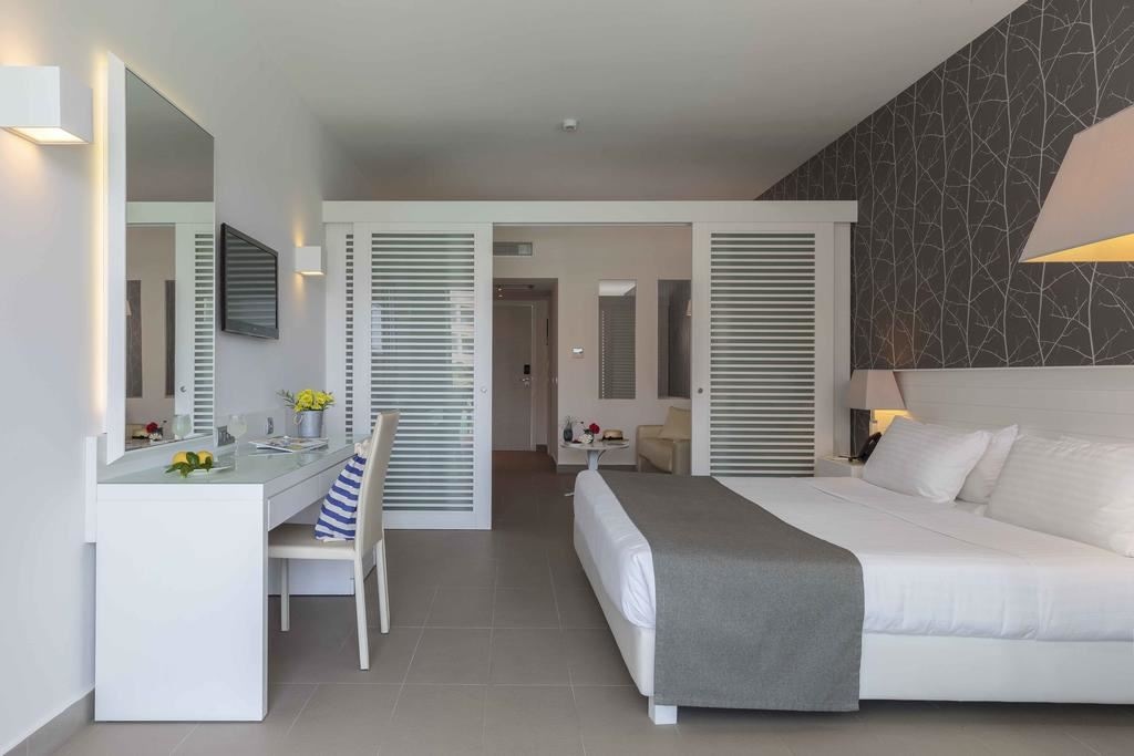 rooms-family-room-balcony