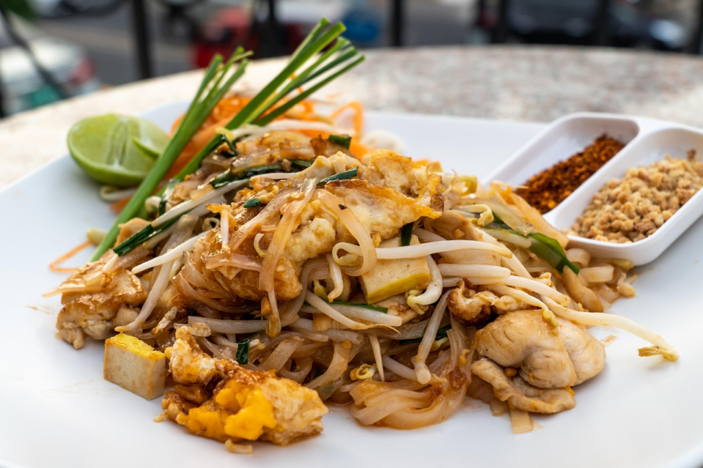 Tradycyjny pad thai z krewetkami, makaronem ryżowym, orzeszkami ziemnymi i świeżą kolendrą – klasyczne danie kuchni tajskiej